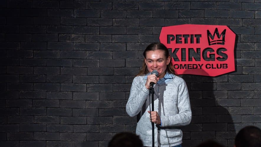 Aristo-comédie : Violaine transforme son héritage en spectacle