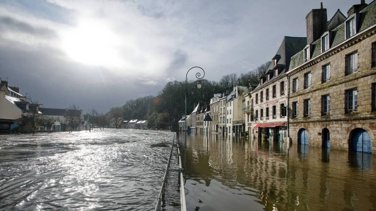 Crues bretonnes : l'État en mode spectateur pendant que Nicolas paie