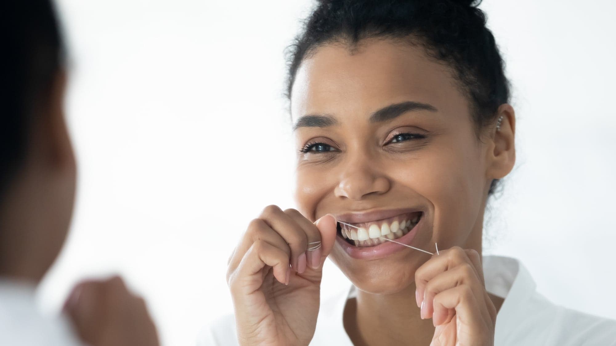 Fil dentaire : les Français ne savent pas s'en servir