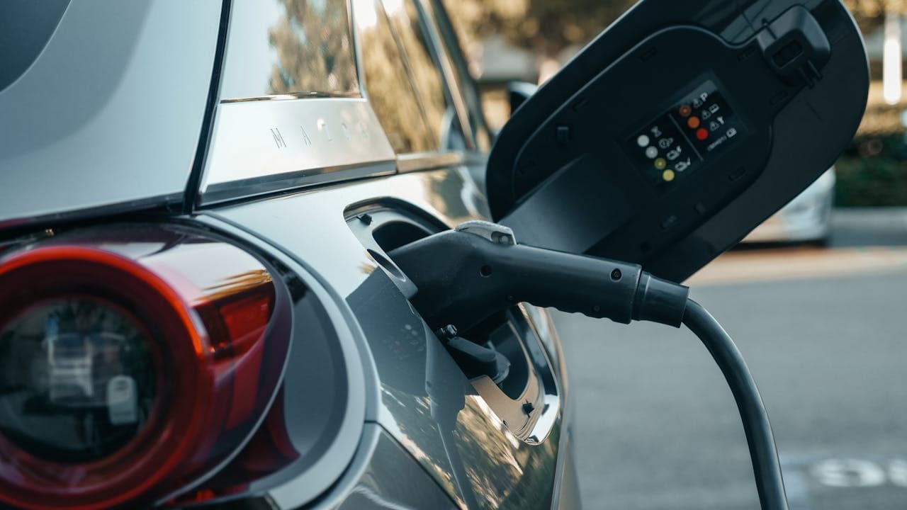 Électrification forcée : quand l'État taxe et subventionne