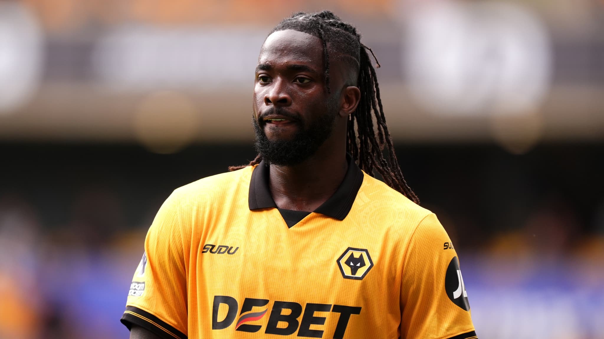 Wolverhampton en folie : un ex d’Amiens refuse de quitter le terrain, la sécurité renforcée