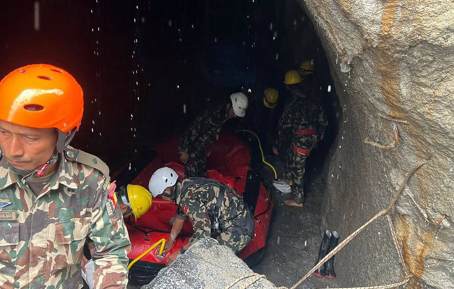 Népal : un troisième miraculé sorti des tunnels, la nature rappelle qui commande