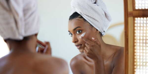 Taches brunes: votre crème anti-taches peut les aggraver, prévient une dermatologue